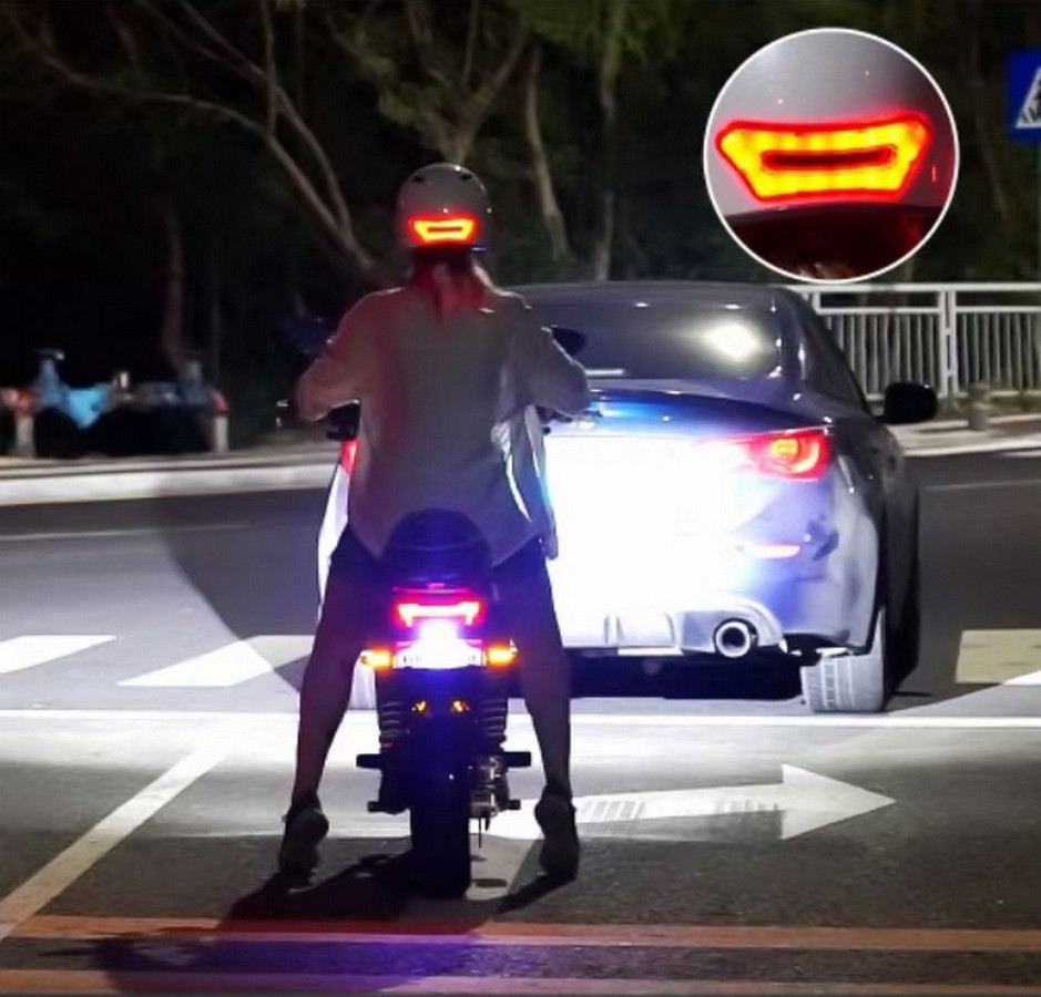 casque de scooter avec clignotants et lumière LED